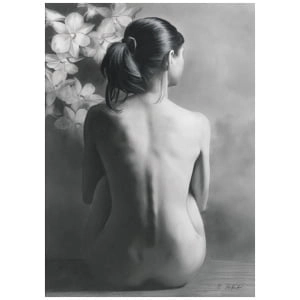 een naakte vrouw die voor bloemen zit