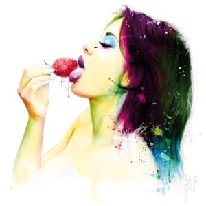 een vrouw met paars haar die een aardbei eet