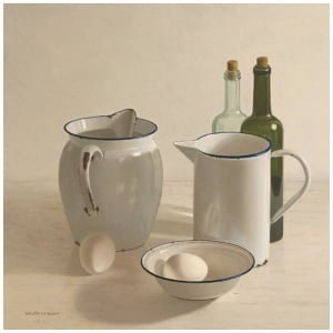 drie witte kruiken en twee lege wijnflessen