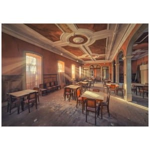 een oude kamer met veel tafels en stoelen