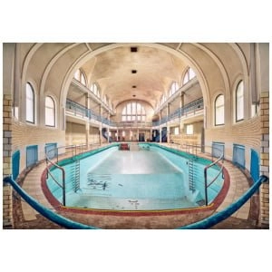 een binnenzwembad in een groot gebouw