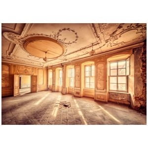 een lege kamer met veel ramen en afbladderende verf