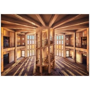 een wenteltrap in een oud gebouw met ramen