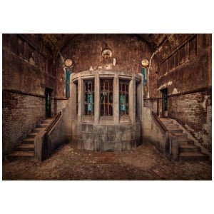 een oud gebouw met enkele trappen en ramen