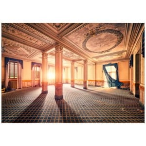 een lege kamer waar de zon door de ramen schijnt