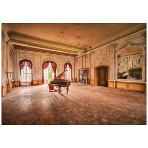 een lege kamer met een piano erin