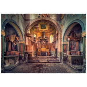 de binnenkant van een oude kerk met glas-in-loodramen