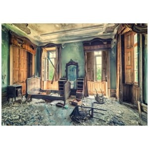 een oude, vervallen kamer met kapot meubilair
