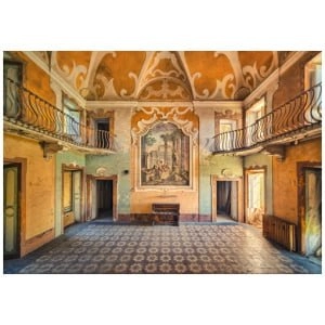 een lege kamer met een schilderij aan de muur