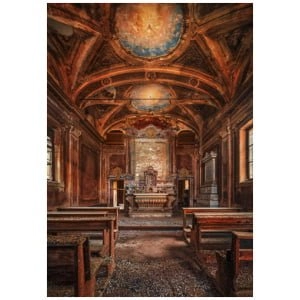 een schilderij van een kerk met kerkbanken en glas-in-loodramen