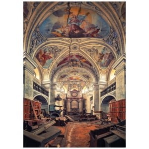 de binnenkant van een kerk met veel houten kisten