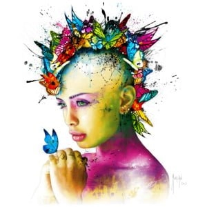 een schilderij van een vrouw met vlinders op haar hoofd