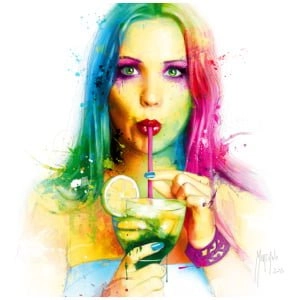 een vrouw met een drankje in haar hand