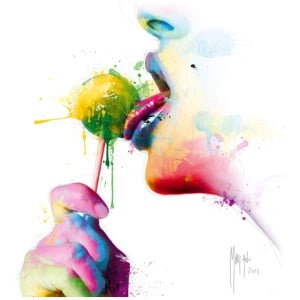 een schilderij van een hand die een kleurrijk voorwerp vasthoudt