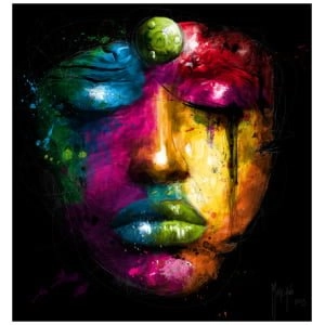 het gezicht van een vrouw geschilderd in felle kleuren