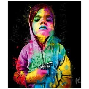 een kind met een pistool in zijn handen