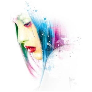 het gezicht van een vrouw met kleurrijk haar en make-up