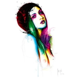 een vrouw met kleurrijk haar en make-up