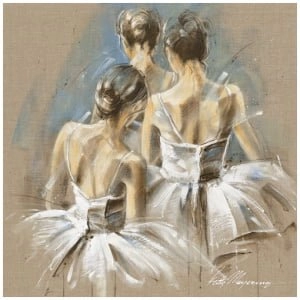 twee vrouwen in witte jurken kijken elkaar aan