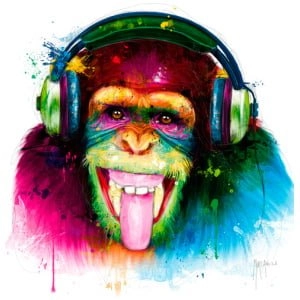 een aap met een koptelefoon op zijn gezicht
