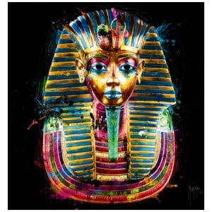 een Egyptisch masker geschilderd in felle kleuren