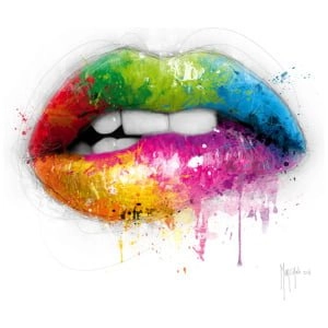 de lippen van een vrouw geschilderd in felle kleuren