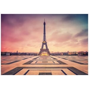 bij zonsondergang wordt de eiffeltoren verlicht