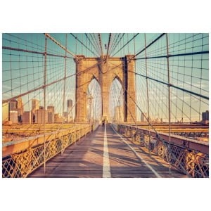 een brug met de skyline van de stad op de achtergrond