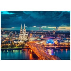een skyline van de stad met een brug over het water
