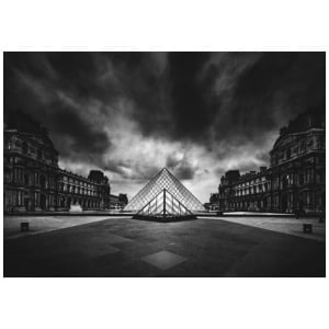 de piramide voor enkele gebouwen onder een bewolkte hemel