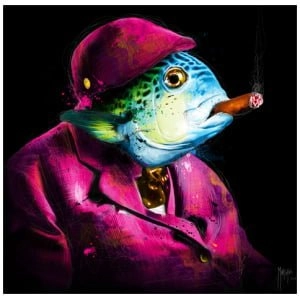 een schilderij van een vis met een roze hoed