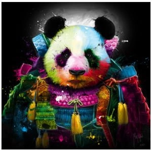 een pandabeer met kleurrijke verfspatten op zijn gezicht