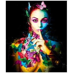 een vrouw met kleurrijke make-up en vlinders op haar lichaam