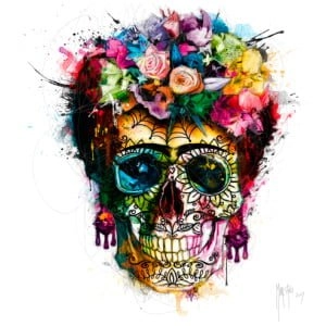 een kleurrijke schedel met bloemen op zijn kop