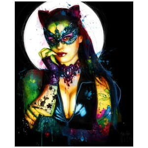 een vrouw die een kattenmasker draagt ​​en haar hand tegen haar gezicht houdt