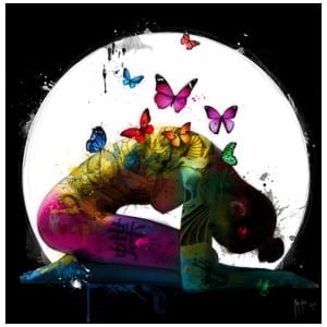 een schilderij van een paard met vlinders op zijn hoofd