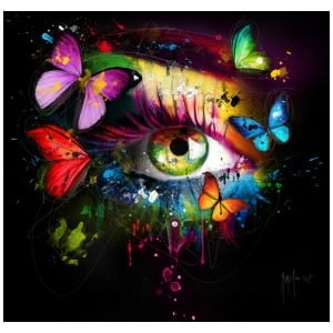 een oog met kleurrijke vlinders eromheen