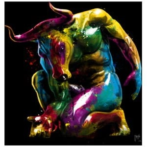 een schilderij van een kleurrijke stier die op de grond zit