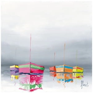 twee kleurrijke boten drijvend op een watermassa