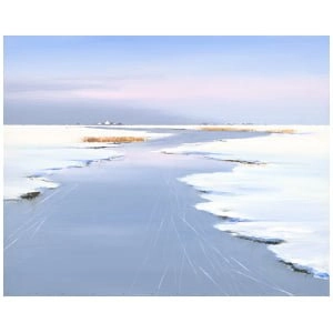 een lange strook bevroren water met sneeuw op de grond