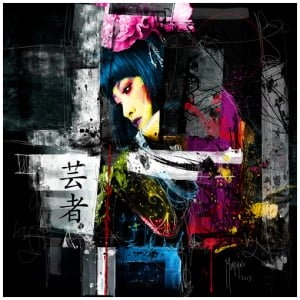 een vrouw met blauw haar en zwarte jurk