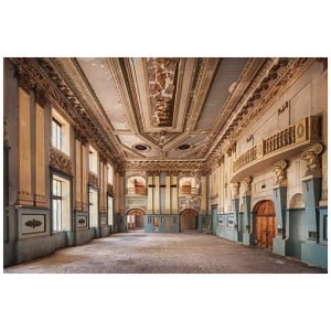 een oud gebouw met veel ramen en deuren