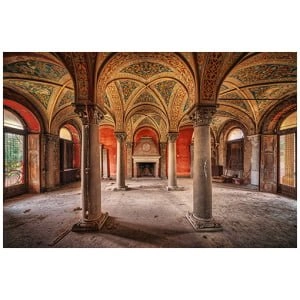 een oud gebouw met kolommen en bogen