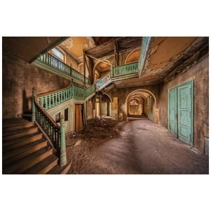 een oud gebouw met trappen en groene deuren