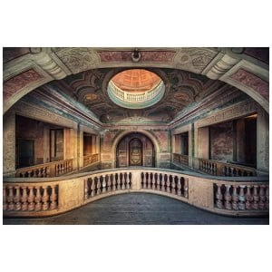 een oud gebouw met een balkon en balustrades