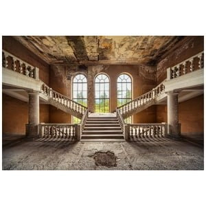 een oud gebouw met trappen en ramen