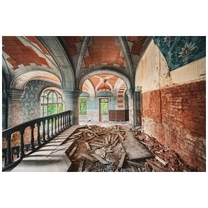 een verlaten gebouw met veel puin op de vloer