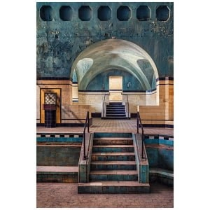 een trap die naar een gebouw leidt