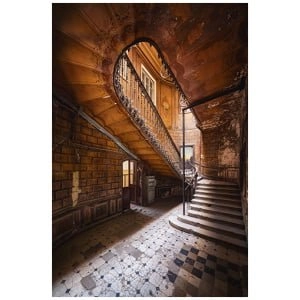 een oud gebouw met een trap en tegelvloer