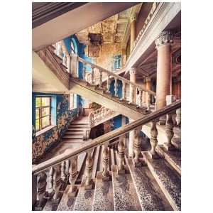 een oude trap met blauwe muren en ramen